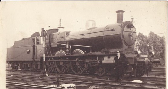 Locomotief serie 3700 met tenderbel en tenderlijn.