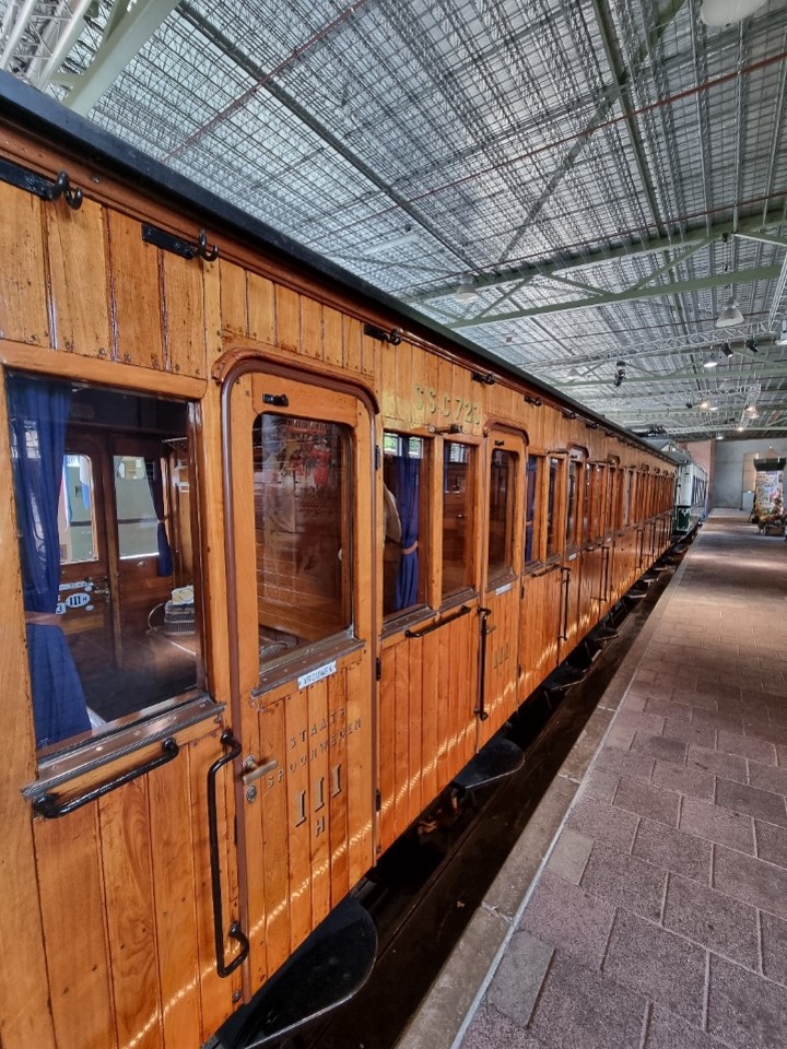 Oud Staatspoor rijtuig SS C 723 met treeplanken en varkensstaartjes.