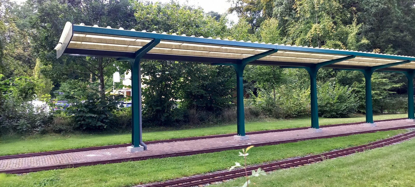 De staalconstructie van de overkapping van station Nienoord Zuid