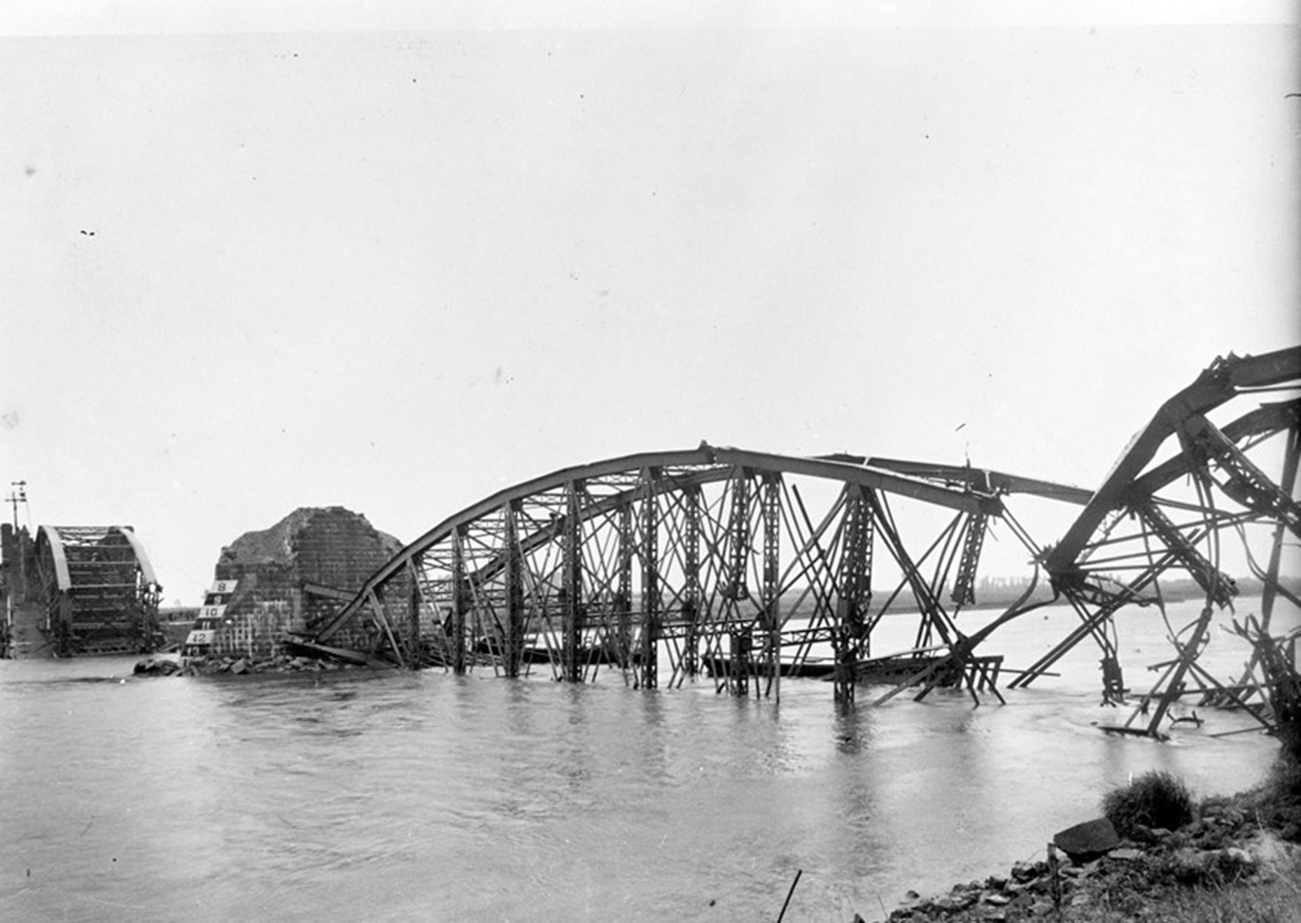 Verwoeste brug te Rhenen, 1945.