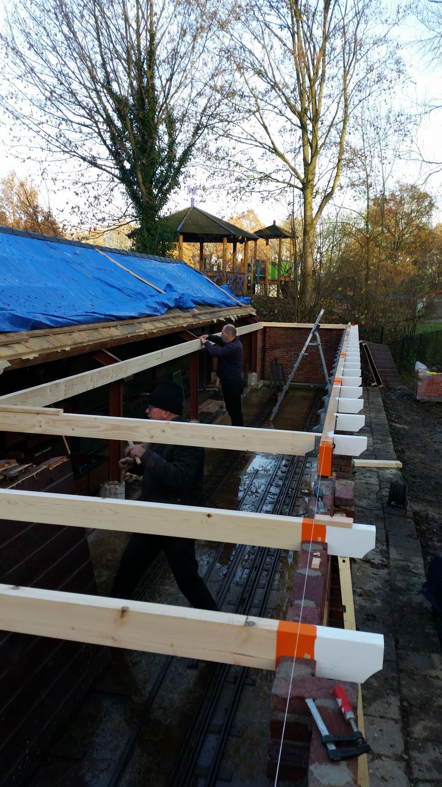 25 november 2016: Er is begonnen aan het dak.