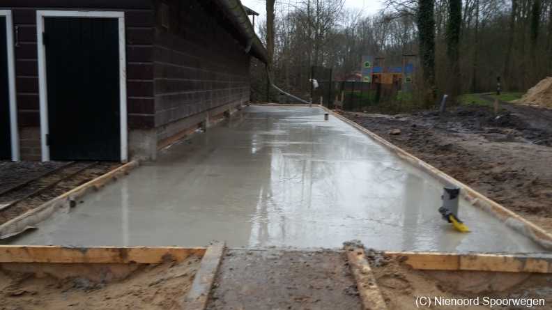 9 januari 2016: Met veel mankracht wordt het beton voor de vloer gestort. Hierop worden de rails gemonteerd.
